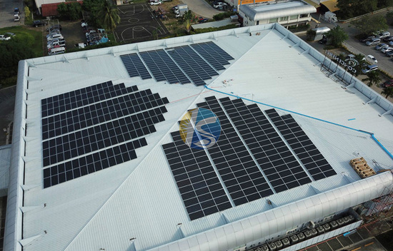 Peut-on monter des panneaux solaires sur un toit métallique ?
