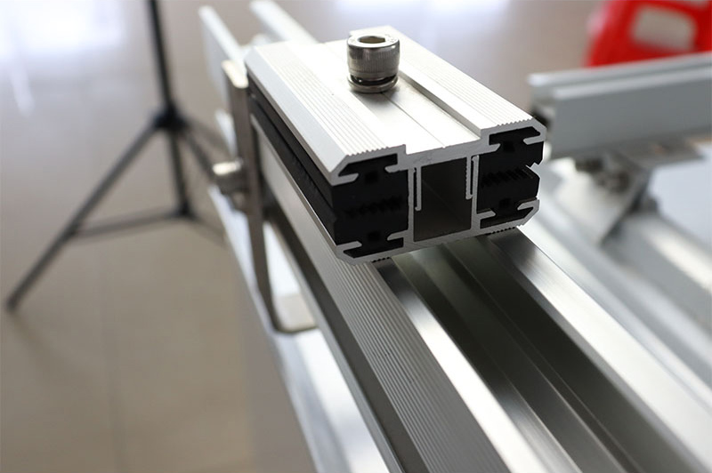 Quelle est la pince à film mince utilisée pour les panneaux de support photovoltaïques?
