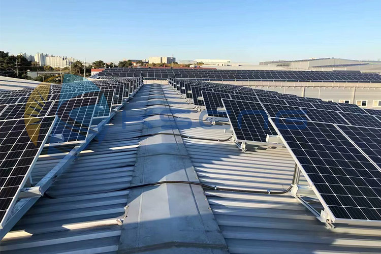 Comment choisir un système de montage solaire adapté à votre toiture métallique ?
