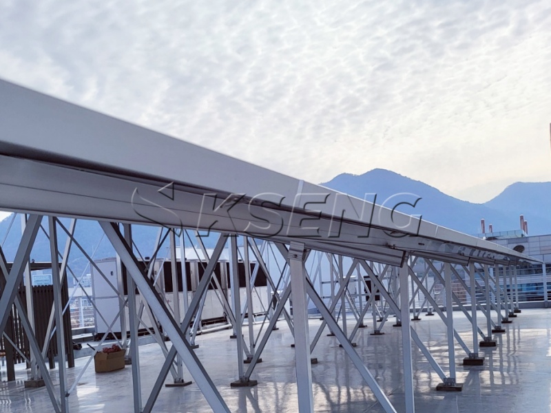 Quels sont les avantages d'installer du PV distribué sur les toits industriels et commerciaux ?