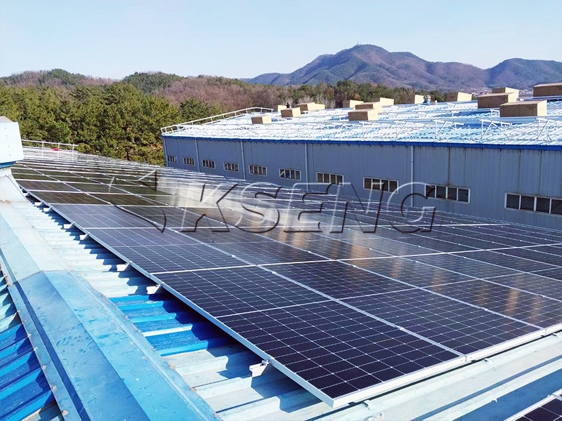 Précautions pour le photovoltaïque monté sur toiture en tuile acier couleur